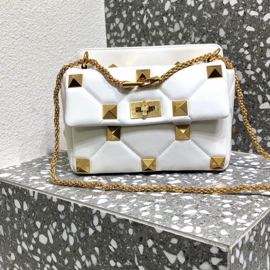 발렌티노 로만 스터드 체인백 25cm