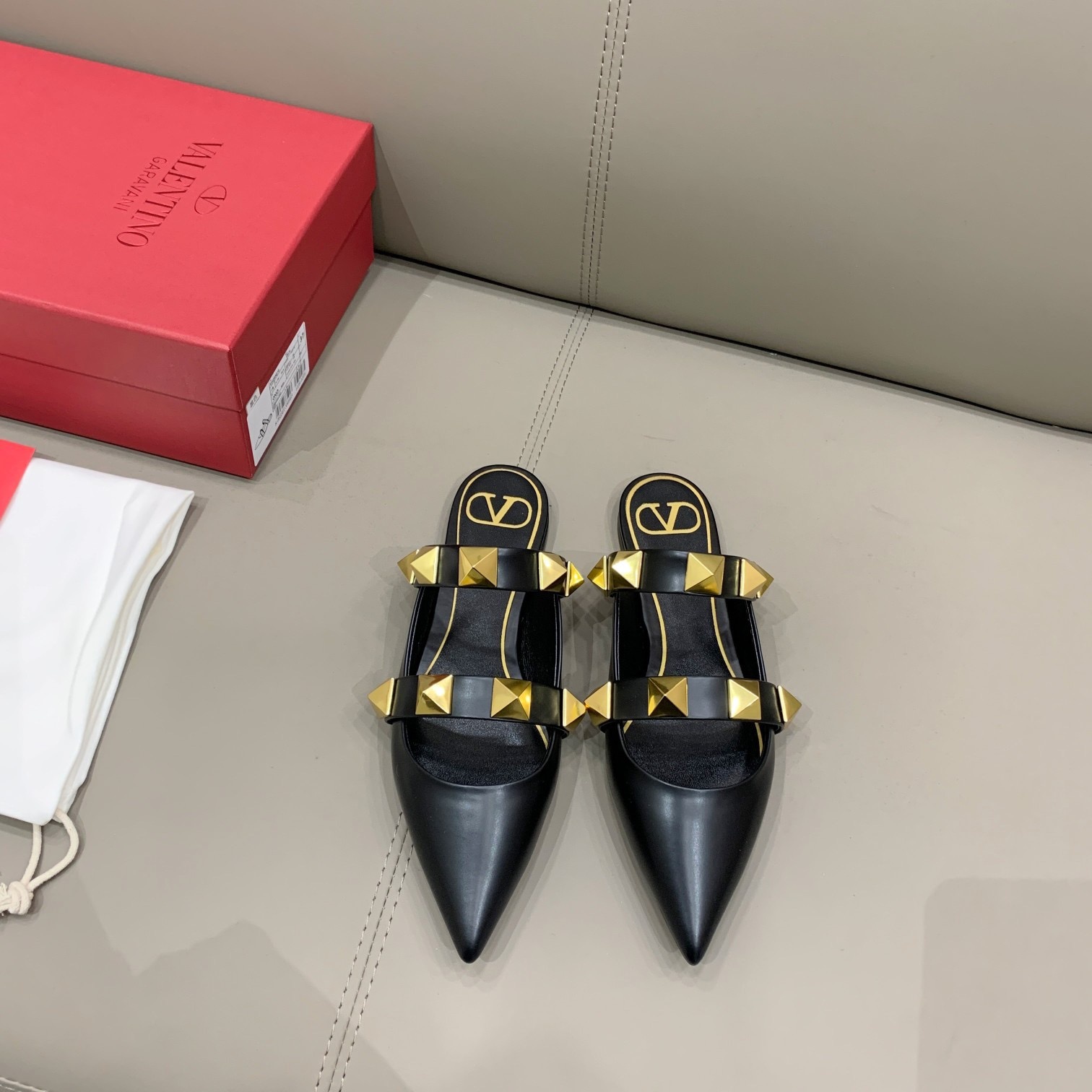 발렌티노 로만스터드 뮬