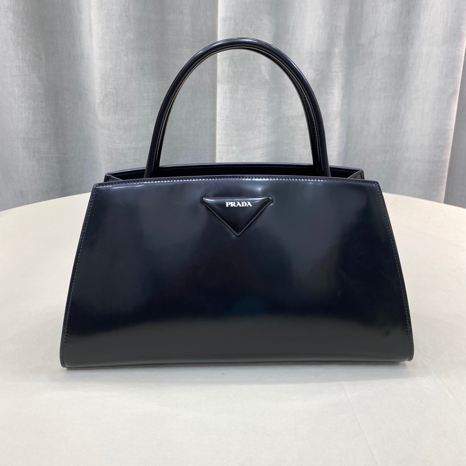 프라다 브러쉬드 가죽 핸드백 33cm