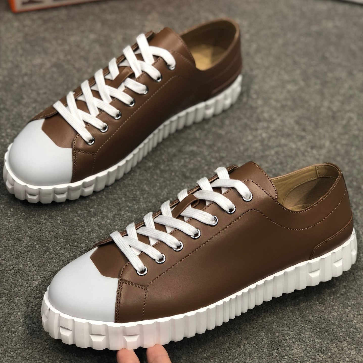 에르메스 크로스 스니커즈