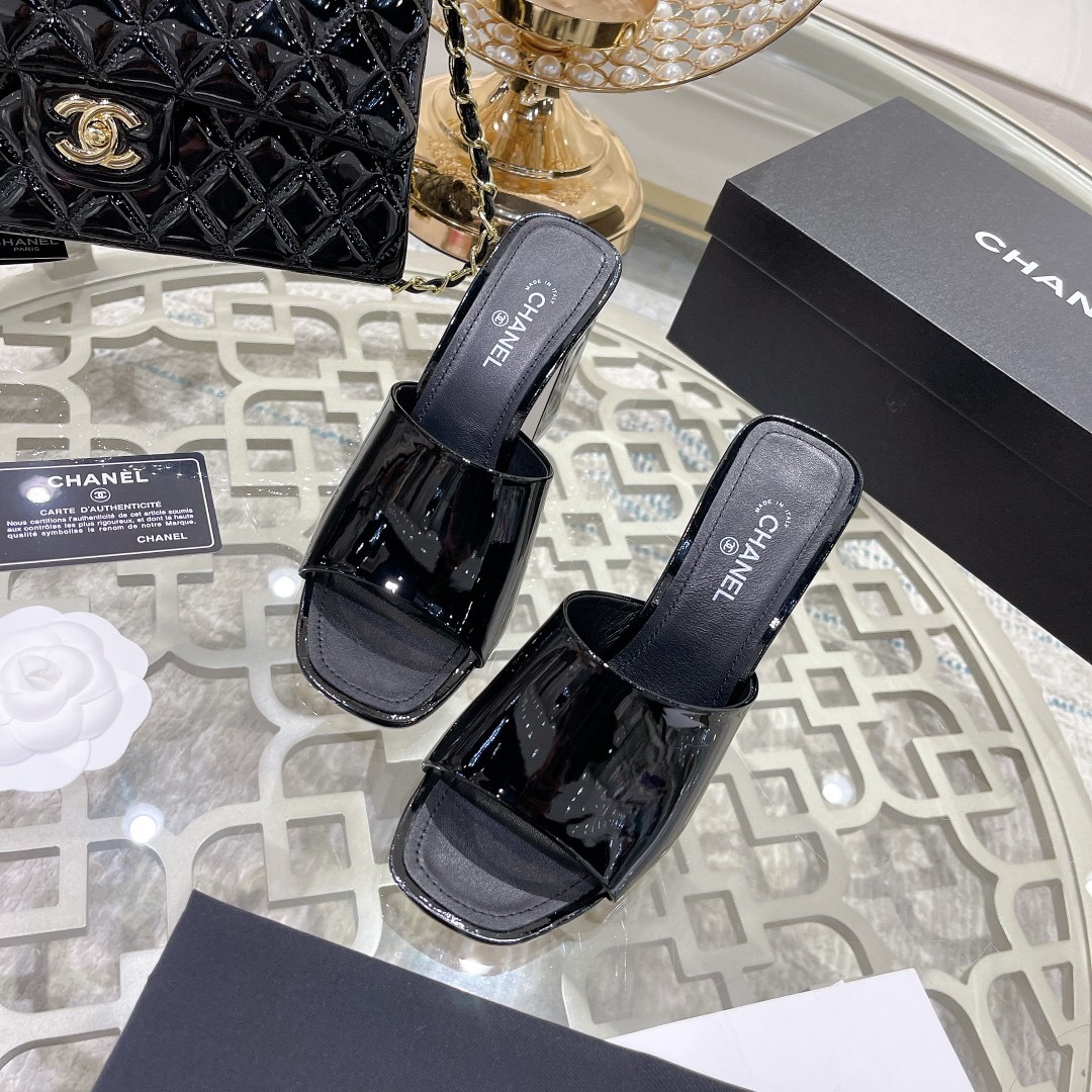샤넬 페이던트 백로고 포인트 뮬 8.5cm