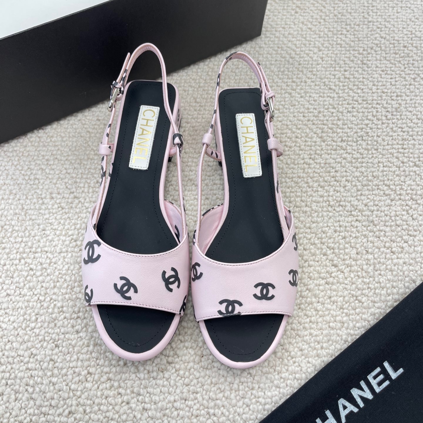 샤넬 백 로고 프린트 샌들 3cm