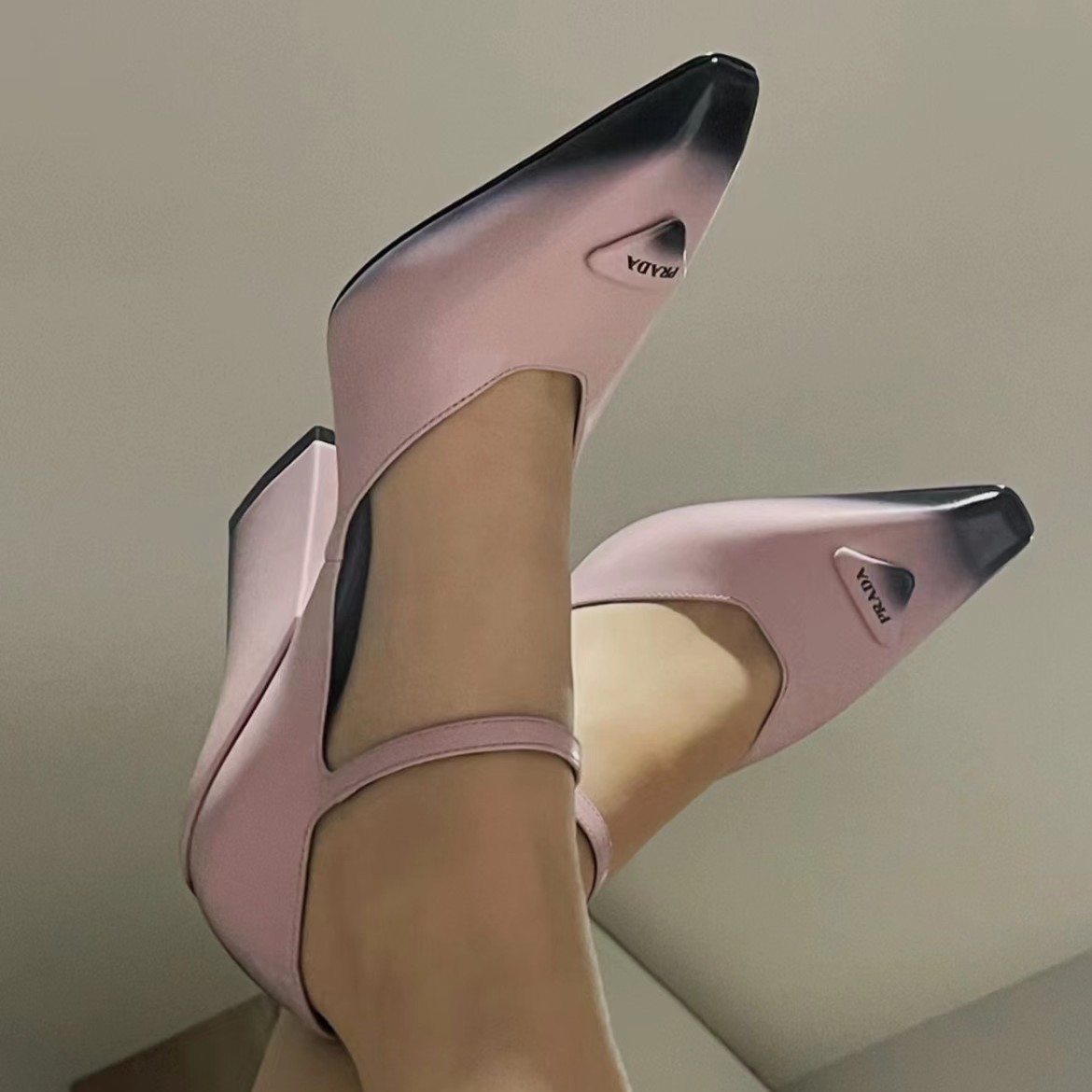 프라다 브러시드 펌프스 9cm