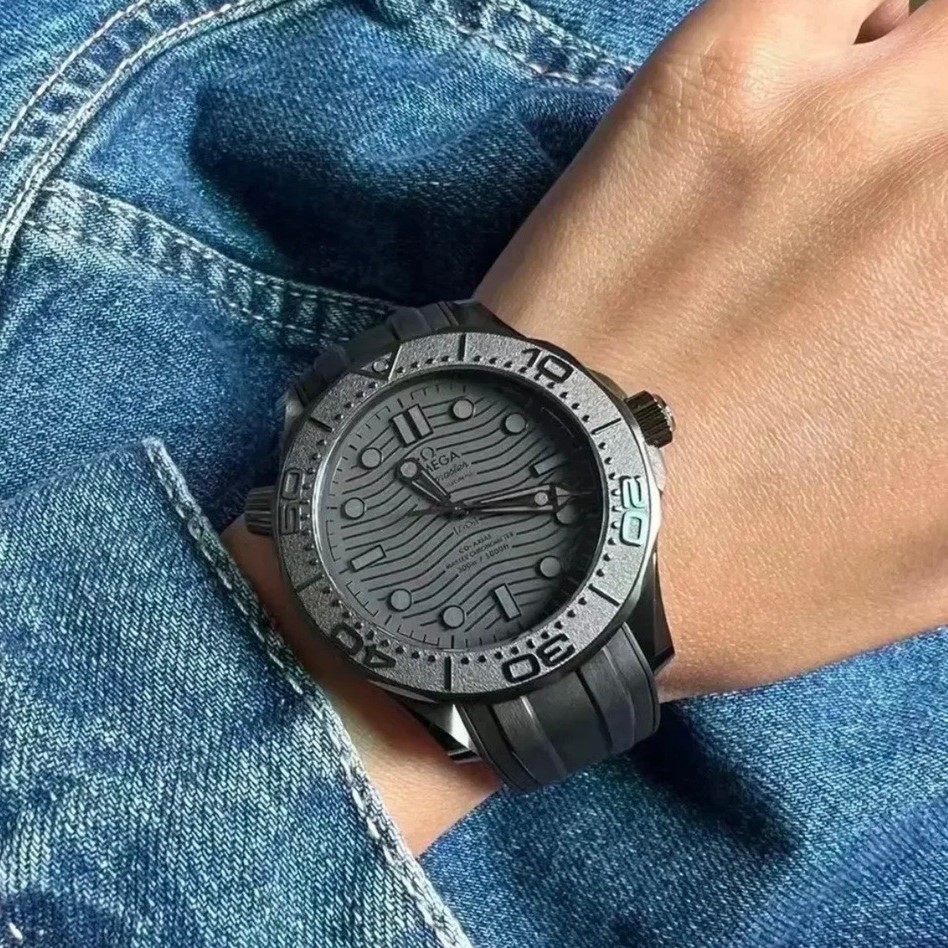 오메스 다이버 300M 코‑액시얼 마스터 크로노미터 43.5MM