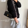 샤넬 핸들 장식의 미니 플랩 백