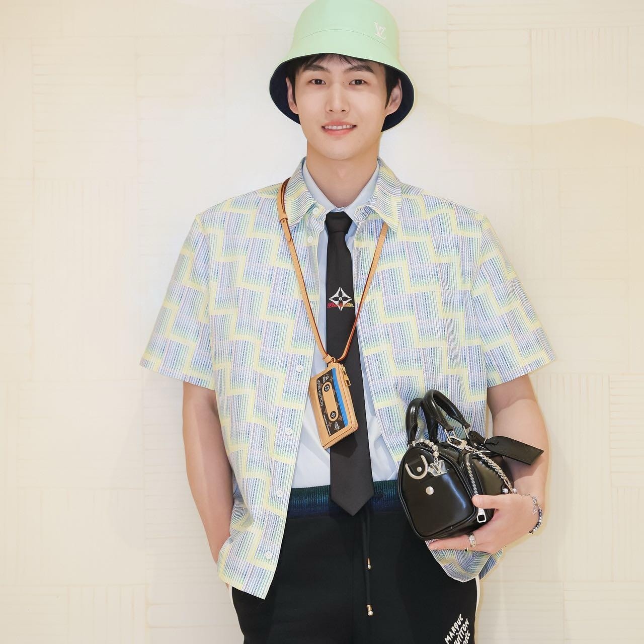 루이비통 그래픽 프린티드 쇼트 슬리브드 셔츠
