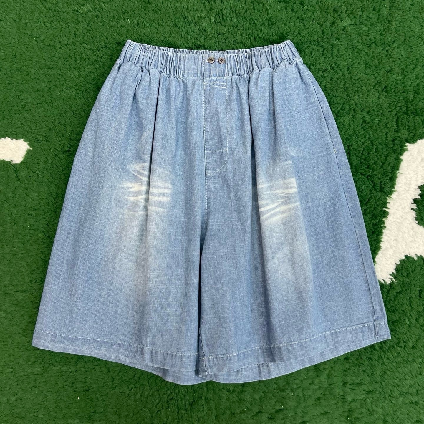 아크네 로고 프린트 데님 반바지