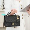 샤넬 핸들 장식의 미듐 플랩 백